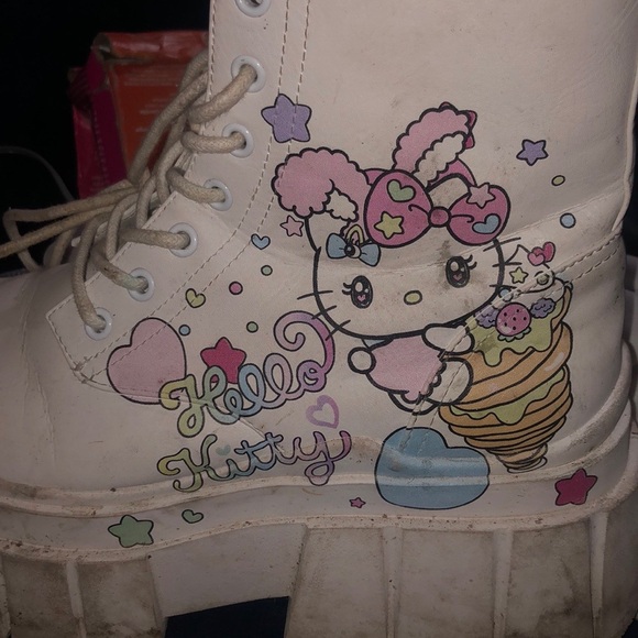 RARE! 8 Women’s  Bershka × Sanrio Hello kitty Kawaii shoes sneakers White - Picture 2 of 2